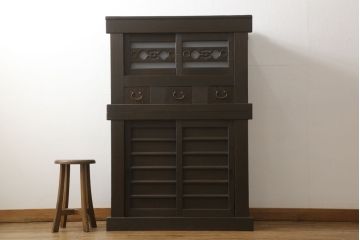 三尺水屋箪笥をリペア&カスタム!高さをリサイズし、本体を上下分割できるように加工。網部分にはすりガラスを取り付け、棚板を新たに製作。色味はチェス系に着色し蜜蝋ワックスにて仕上げ。(収納棚、戸棚、キャビネット、食器棚)
