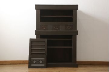 三尺水屋箪笥をリペア&カスタム!高さをリサイズし、本体を上下分割できるように加工。網部分にはすりガラスを取り付け、棚板を新たに製作。色味はチェス系に着色し蜜蝋ワックスにて仕上げ。(収納棚、戸棚、キャビネット、食器棚)