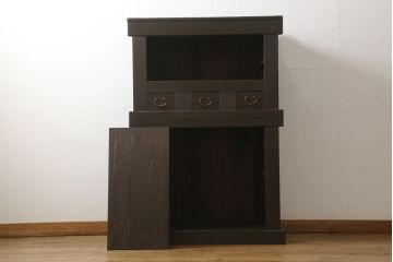 三尺水屋箪笥をリペア&カスタム!高さをリサイズし、本体を上下分割できるように加工。網部分にはすりガラスを取り付け、棚板を新たに製作。色味はチェス系に着色し蜜蝋ワックスにて仕上げ。(収納棚、戸棚、キャビネット、食器棚)
