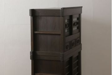 三尺水屋箪笥をリペア&カスタム!高さをリサイズし、本体を上下分割できるように加工。網部分にはすりガラスを取り付け、棚板を新たに製作。色味はチェス系に着色し蜜蝋ワックスにて仕上げ。(収納棚、戸棚、キャビネット、食器棚)