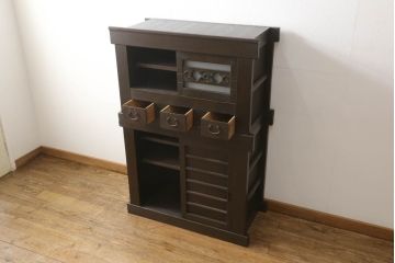 三尺水屋箪笥をリペア&カスタム!高さをリサイズし、本体を上下分割できるように加工。網部分にはすりガラスを取り付け、棚板を新たに製作。色味はチェス系に着色し蜜蝋ワックスにて仕上げ。(収納棚、戸棚、キャビネット、食器棚)