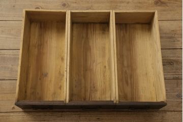 三尺水屋箪笥をリペア&カスタム!高さをリサイズし、本体を上下分割できるように加工。網部分にはすりガラスを取り付け、棚板を新たに製作。色味はチェス系に着色し蜜蝋ワックスにて仕上げ。(収納棚、戸棚、キャビネット、食器棚)