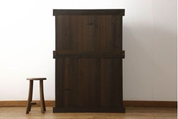 三尺水屋箪笥をリペア&カスタム!高さをリサイズし、本体を上下分割できるように加工。網部分にはすりガラスを取り付け、棚板を新たに製作。色味はチェス系に着色し蜜蝋ワックスにて仕上げ。(収納棚、戸棚、キャビネット、食器棚)
