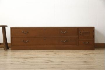 チェストをリペア&カスタム!左側上段引き出しをフラップダウン扉仕様にし、背板を切り取り加工。修繕箇所は本体と馴染ませ、現状のお品物に合わせて1トーン程落ち着いた色に着色。(ローボード)
