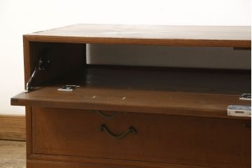 チェストをリペア&カスタム!左側上段引き出しをフラップダウン扉仕様にし、背板を切り取り加工。修繕箇所は本体と馴染ませ、現状のお品物に合わせて1トーン程落ち着いた色に着色。(ローボード)