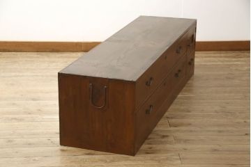 チェストをリペア&カスタム!左側上段引き出しをフラップダウン扉仕様にし、背板を切り取り加工。修繕箇所は本体と馴染ませ、現状のお品物に合わせて1トーン程落ち着いた色に着色。(ローボード)