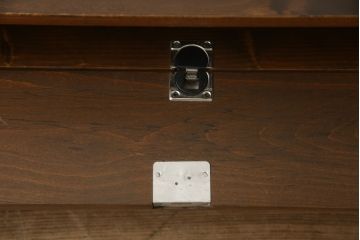 チェストをリペア&カスタム!左側上段引き出しをフラップダウン扉仕様にし、背板を切り取り加工。修繕箇所は本体と馴染ませ、現状のお品物に合わせて1トーン程落ち着いた色に着色。(ローボード)