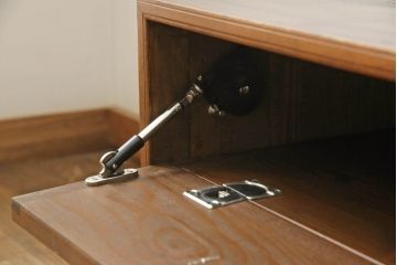 チェストをリペア&カスタム!左側上段引き出しをフラップダウン扉仕様にし、背板を切り取り加工。修繕箇所は本体と馴染ませ、現状のお品物に合わせて1トーン程落ち着いた色に着色。(ローボード)