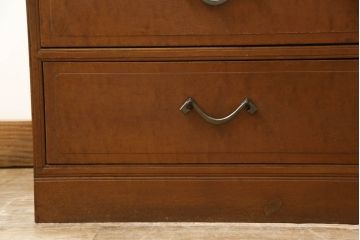 チェストをリペア&カスタム!左側上段引き出しをフラップダウン扉仕様にし、背板を切り取り加工。修繕箇所は本体と馴染ませ、現状のお品物に合わせて1トーン程落ち着いた色に着色。(ローボード)