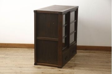 重ね戸棚の下段をリペア&カスタム!天板裏補強をし、棚板を1枚追加製作。 既存のガラスをクリアガラスに取り替え。現状のお品物に合わせて1トーン程落ち着いた色に着色。(収納棚、キャビネット)