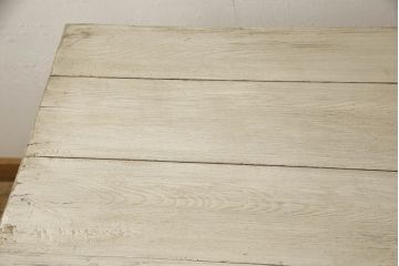テーブルをリペア&カスタム!天板はアイボリー系ホワイトへペイント・エイジング加工をし、脚は現状のまま仕上げ。(カフェテーブル、机、在宅ワーク、在宅用作業台、ワークデスク)