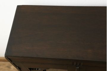 本箱をリペア&カスタム!棚板の位置を変更し、取っ手の傾きを修正。クリアキャスターは動きと耐久性を考慮し取り付け、本箱の雰囲気に合わせた鍵を新たに製作。本体は現状の品物に合わせて1トーン程落ち着いた色に着色。(書棚、本棚、ブックケース、戸棚、収納棚)