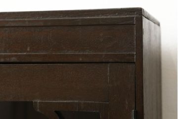 本箱をリペア&カスタム!棚板の位置を変更し、取っ手の傾きを修正。クリアキャスターは動きと耐久性を考慮し取り付け、本箱の雰囲気に合わせた鍵を新たに製作。本体は現状の品物に合わせて1トーン程落ち着いた色に着色。(書棚、本棚、ブックケース、戸棚、収納棚)