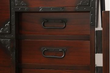 明治〜大正の東北衣装箪笥下段をリペア&カスタム!天板は左右前面が少し出るように取り付け。脚は高さを調節し取り付け。(時代箪笥、和タンス、収納たんす、引き出し)