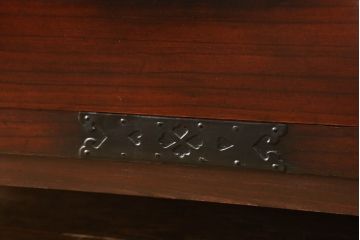 明治〜大正の東北衣装箪笥下段をリペア&カスタム!天板は左右前面が少し出るように取り付け。脚は高さを調節し取り付け。(時代箪笥、和タンス、収納たんす、引き出し)