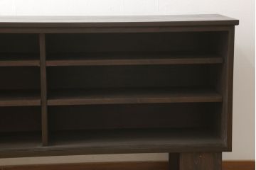 サイドボードをリペア&カスタム!元々付いている脚4本と支えを取り外し、左側前面のみ指定の脚を取り付け。本体の色味はそのままに、新たに取り付けた脚は本体に合わせて着色。(テレビボード、テレビ台、収納棚、戸棚、キャビネット)