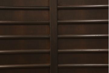 サイドボードをリペア&カスタム!元々付いている脚4本と支えを取り外し、左側前面のみ指定の脚を取り付け。本体の色味はそのままに、新たに取り付けた脚は本体に合わせて着色。(テレビボード、テレビ台、収納棚、戸棚、キャビネット)