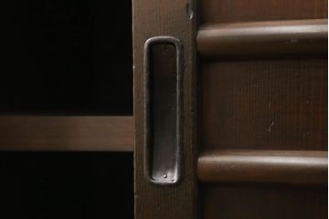 サイドボードをリペア&カスタム!元々付いている脚4本と支えを取り外し、左側前面のみ指定の脚を取り付け。本体の色味はそのままに、新たに取り付けた脚は本体に合わせて着色。(テレビボード、テレビ台、収納棚、戸棚、キャビネット)