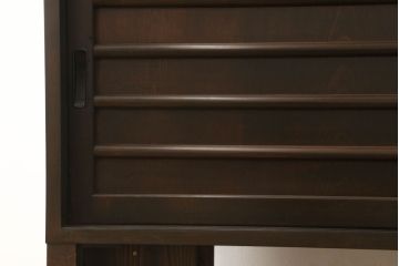 サイドボードをリペア&カスタム!元々付いている脚4本と支えを取り外し、左側前面のみ指定の脚を取り付け。本体の色味はそのままに、新たに取り付けた脚は本体に合わせて着色。(テレビボード、テレビ台、収納棚、戸棚、キャビネット)
