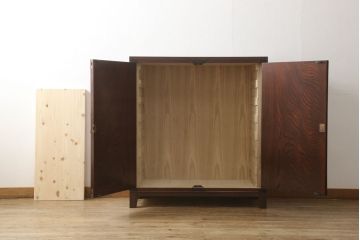 サイドボードをリペア&カスタム!棚板を2枚新規製作し、脚を取り付け。現状のお品物に合わせて1トーン程落ち着いた色に着色。(引き出し、着物箪笥、衣装タンス、収納箪笥)