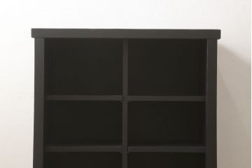 ガラス戸棚をリペア&カスタム!天板を補強し、棚内部中央に縦方向の仕切り製作。棚板を可動式に加工。麻の葉デザインのレーザー組子を製作し、上からすりガラス・組子入りすりガラス・すりガラスの順に引き戸ガラスを交換。組子の色味は暗めの茶色、本体はマットブラックに着色。 (収納棚、戸棚、キャビネット)
