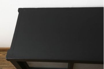 ガラス戸棚をリペア&カスタム!天板を補強し、棚内部中央に縦方向の仕切り製作。棚板を可動式に加工。麻の葉デザインのレーザー組子を製作し、上からすりガラス・組子入りすりガラス・すりガラスの順に引き戸ガラスを交換。組子の色味は暗めの茶色、本体はマットブラックに着色。 (収納棚、戸棚、キャビネット)