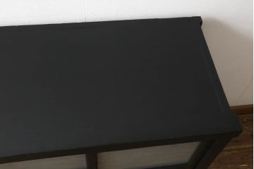 ガラス戸棚をリペア&カスタム!天板を補強し、棚内部中央に縦方向の仕切り製作。棚板を可動式に加工。麻の葉デザインのレーザー組子を製作し、上からすりガラス・組子入りすりガラス・すりガラスの順に引き戸ガラスを交換。組子の色味は暗めの茶色、本体はマットブラックに着色。 (収納棚、戸棚、キャビネット)