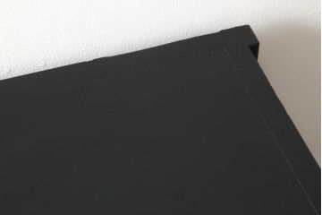 ガラス戸棚をリペア&カスタム!天板を補強し、棚内部中央に縦方向の仕切り製作。棚板を可動式に加工。麻の葉デザインのレーザー組子を製作し、上からすりガラス・組子入りすりガラス・すりガラスの順に引き戸ガラスを交換。組子の色味は暗めの茶色、本体はマットブラックに着色。 (収納棚、戸棚、キャビネット)
