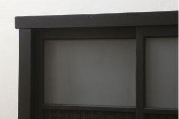 ガラス戸棚をリペア&カスタム!天板を補強し、棚内部中央に縦方向の仕切り製作。棚板を可動式に加工。麻の葉デザインのレーザー組子を製作し、上からすりガラス・組子入りすりガラス・すりガラスの順に引き戸ガラスを交換。組子の色味は暗めの茶色、本体はマットブラックに着色。 (収納棚、戸棚、キャビネット)