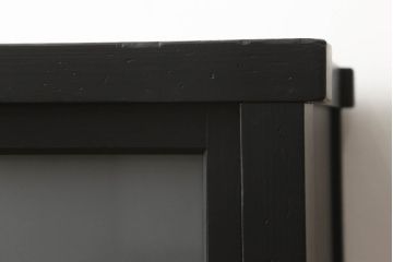 ガラス戸棚をリペア&カスタム!天板を補強し、棚内部中央に縦方向の仕切り製作。棚板を可動式に加工。麻の葉デザインのレーザー組子を製作し、上からすりガラス・組子入りすりガラス・すりガラスの順に引き戸ガラスを交換。組子の色味は暗めの茶色、本体はマットブラックに着色。 (収納棚、戸棚、キャビネット)