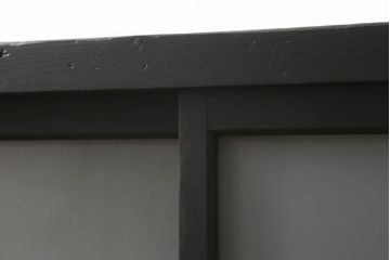 ガラス戸棚をリペア&カスタム!天板を補強し、棚内部中央に縦方向の仕切り製作。棚板を可動式に加工。麻の葉デザインのレーザー組子を製作し、上からすりガラス・組子入りすりガラス・すりガラスの順に引き戸ガラスを交換。組子の色味は暗めの茶色、本体はマットブラックに着色。 (収納棚、戸棚、キャビネット)