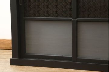 ガラス戸棚をリペア&カスタム!天板を補強し、棚内部中央に縦方向の仕切り製作。棚板を可動式に加工。麻の葉デザインのレーザー組子を製作し、上からすりガラス・組子入りすりガラス・すりガラスの順に引き戸ガラスを交換。組子の色味は暗めの茶色、本体はマットブラックに着色。 (収納棚、戸棚、キャビネット)