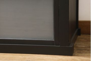 ガラス戸棚をリペア&カスタム!天板を補強し、棚内部中央に縦方向の仕切り製作。棚板を可動式に加工。麻の葉デザインのレーザー組子を製作し、上からすりガラス・組子入りすりガラス・すりガラスの順に引き戸ガラスを交換。組子の色味は暗めの茶色、本体はマットブラックに着色。 (収納棚、戸棚、キャビネット)