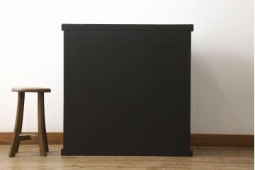 ガラス戸棚をリペア&カスタム!天板を補強し、棚内部中央に縦方向の仕切り製作。棚板を可動式に加工。麻の葉デザインのレーザー組子を製作し、上からすりガラス・組子入りすりガラス・すりガラスの順に引き戸ガラスを交換。組子の色味は暗めの茶色、本体はマットブラックに着色。 (収納棚、戸棚、キャビネット)
