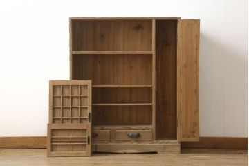 下駄箱をリペア&カスタム!奥行をリサイズし、本体は現状の品物に合わせて1トーン程落ち着いた色に着色し、修繕箇所は本体と馴染ませて仕上げ。(収納棚、靴箱、戸棚)