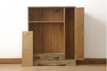 下駄箱をリペア&カスタム!奥行をリサイズし、本体は現状の品物に合わせて1トーン程落ち着いた色に着色し、修繕箇所は本体と馴染ませて仕上げ。(収納棚、靴箱、戸棚)
