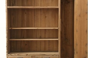 下駄箱をリペア&カスタム!奥行をリサイズし、本体は現状の品物に合わせて1トーン程落ち着いた色に着色し、修繕箇所は本体と馴染ませて仕上げ。(収納棚、靴箱、戸棚)