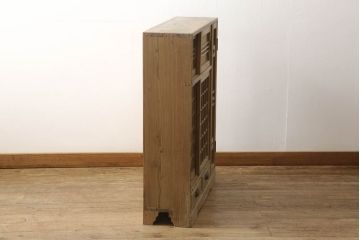 下駄箱をリペア&カスタム!奥行をリサイズし、本体は現状の品物に合わせて1トーン程落ち着いた色に着色し、修繕箇所は本体と馴染ませて仕上げ。(収納棚、靴箱、戸棚)