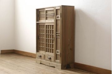 下駄箱をリペア&カスタム!奥行をリサイズし、本体は現状の品物に合わせて1トーン程落ち着いた色に着色し、修繕箇所は本体と馴染ませて仕上げ。(収納棚、靴箱、戸棚)