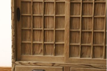 下駄箱をリペア&カスタム!奥行をリサイズし、本体は現状の品物に合わせて1トーン程落ち着いた色に着色し、修繕箇所は本体と馴染ませて仕上げ。(収納棚、靴箱、戸棚)