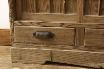 下駄箱をリペア&カスタム!奥行をリサイズし、本体は現状の品物に合わせて1トーン程落ち着いた色に着色し、修繕箇所は本体と馴染ませて仕上げ。(収納棚、靴箱、戸棚)