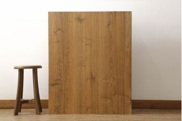 下駄箱をリペア&カスタム!奥行をリサイズし、本体は現状の品物に合わせて1トーン程落ち着いた色に着色し、修繕箇所は本体と馴染ませて仕上げ。(収納棚、靴箱、戸棚)