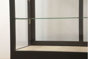 ガラスケースをリペア&カスタム!底板のみ新材に張り替え、真鍮の引手を取り付け。既存の脚は取り外し、あらたに角脚に取り替え。底板は木色を活かしたクリアワックスで仕上げ、本体と新材使用の脚はマットブラックにペイント。(ショーケース、陳列棚、飾り棚、店舗什器)