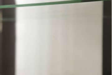 ガラスケースをリペア&カスタム!底板のみ新材に張り替え、真鍮の引手を取り付け。既存の脚は取り外し、あらたに角脚に取り替え。底板は木色を活かしたクリアワックスで仕上げ、本体と新材使用の脚はマットブラックにペイント。(ショーケース、陳列棚、飾り棚、店舗什器)