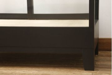 ガラスケースをリペア&カスタム!底板のみ新材に張り替え、真鍮の引手を取り付け。既存の脚は取り外し、あらたに角脚に取り替え。底板は木色を活かしたクリアワックスで仕上げ、本体と新材使用の脚はマットブラックにペイント。(ショーケース、陳列棚、飾り棚、店舗什器)