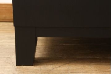 ガラスケースをリペア&カスタム!底板のみ新材に張り替え、真鍮の引手を取り付け。既存の脚は取り外し、あらたに角脚に取り替え。底板は木色を活かしたクリアワックスで仕上げ、本体と新材使用の脚はマットブラックにペイント。(ショーケース、陳列棚、飾り棚、店舗什器)