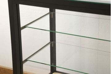ガラスケースをリペア&カスタム!底板のみ新材に張り替え、真鍮の引手を取り付け。既存の脚は取り外し、あらたに角脚に取り替え。底板は木色を活かしたクリアワックスで仕上げ、本体と新材使用の脚はマットブラックにペイント。(ショーケース、陳列棚、飾り棚、店舗什器)