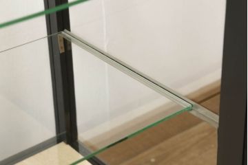 ガラスケースをリペア&カスタム!底板のみ新材に張り替え、真鍮の引手を取り付け。既存の脚は取り外し、あらたに角脚に取り替え。底板は木色を活かしたクリアワックスで仕上げ、本体と新材使用の脚はマットブラックにペイント。(ショーケース、陳列棚、飾り棚、店舗什器)