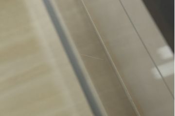 ガラスケースをリペア&カスタム!底板のみ新材に張り替え、真鍮の引手を取り付け。既存の脚は取り外し、あらたに角脚に取り替え。底板は木色を活かしたクリアワックスで仕上げ、本体と新材使用の脚はマットブラックにペイント。(ショーケース、陳列棚、飾り棚、店舗什器)