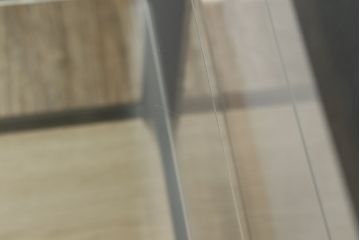 ガラスケースをリペア&カスタム!底板のみ新材に張り替え、真鍮の引手を取り付け。既存の脚は取り外し、あらたに角脚に取り替え。底板は木色を活かしたクリアワックスで仕上げ、本体と新材使用の脚はマットブラックにペイント。(ショーケース、陳列棚、飾り棚、店舗什器)